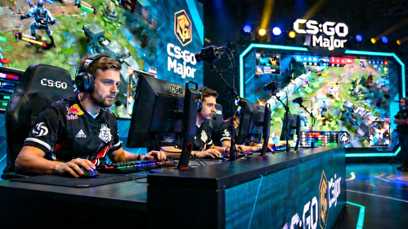 CS:GO Major锦标赛决赛现场，选手全神贯注进行战术对抗